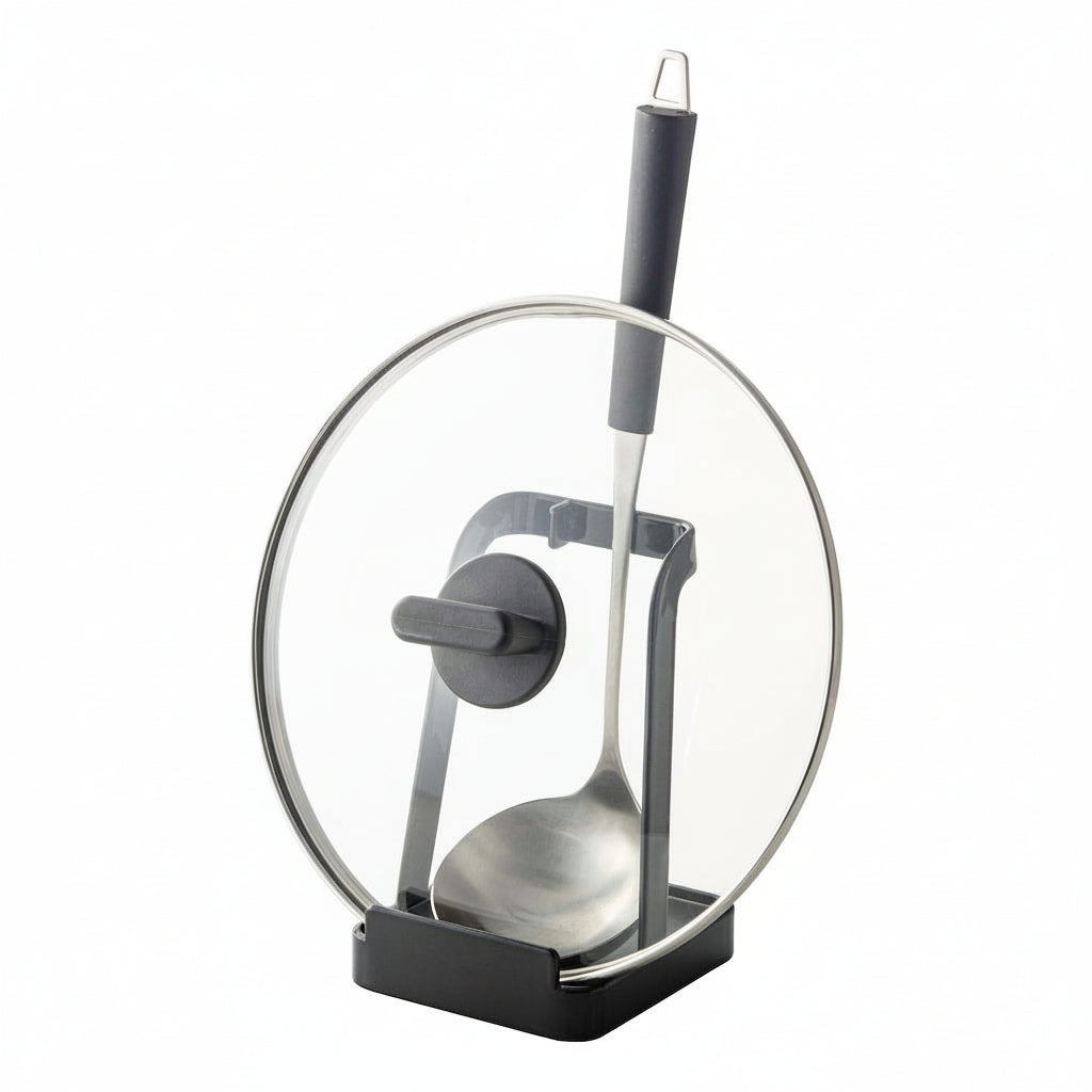 Stativ for kjøkkenredskaper i sort, holder grytesleiv og lokk ryddig under matlaging.