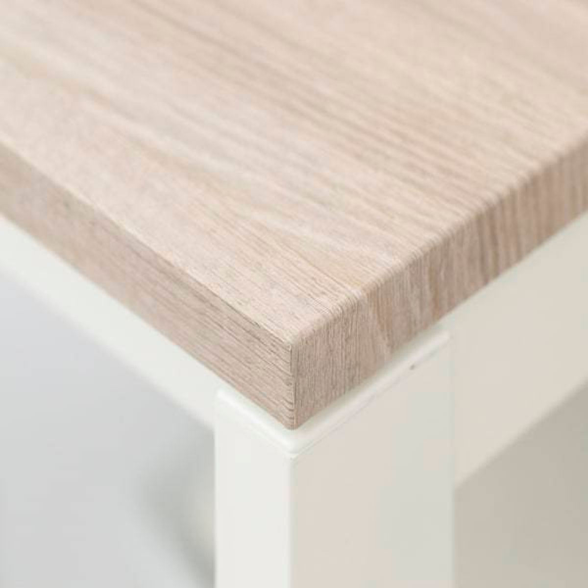 En illustrasjon av Santana Eik Kalk Kontaktplast - en av våre bestseglende kontaktplaster og hvordan den blir i et hjørne. Den passer godt til alle fleste rom.