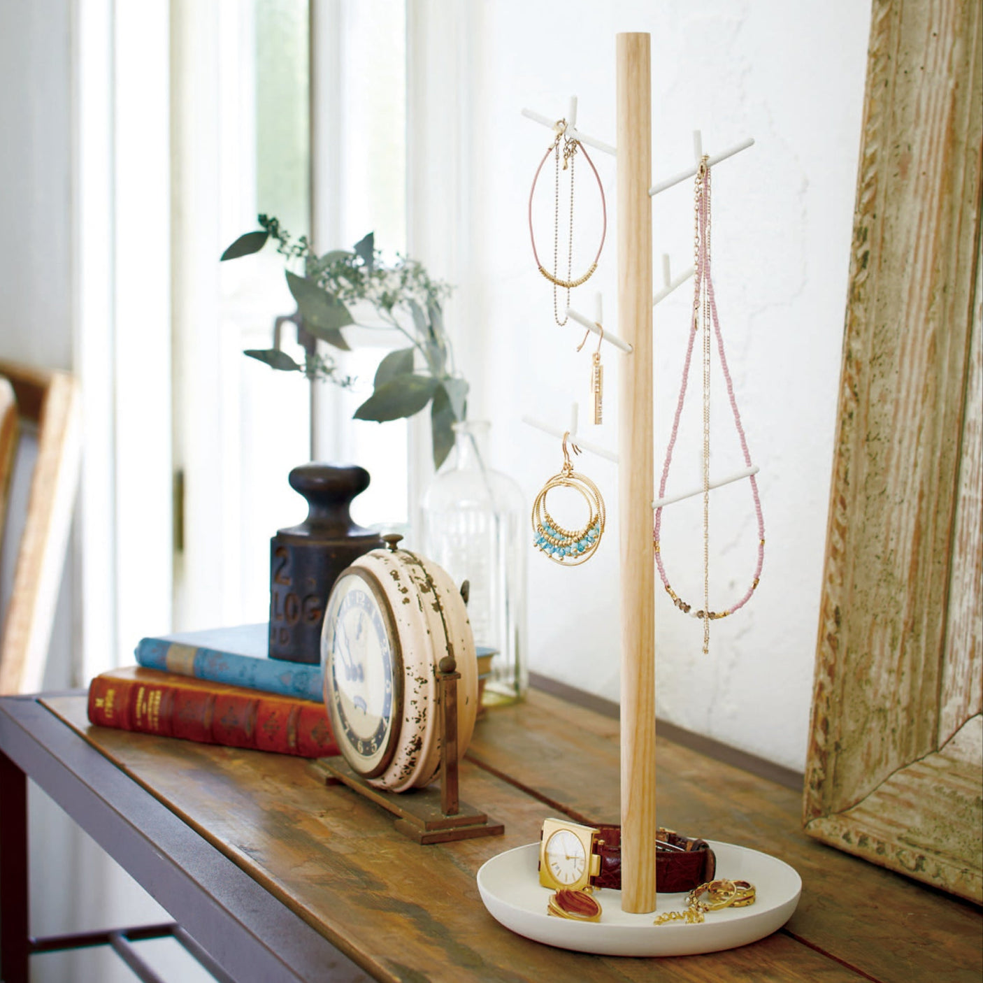 Smykketre med minimalistisk design og praktisk funksjon.