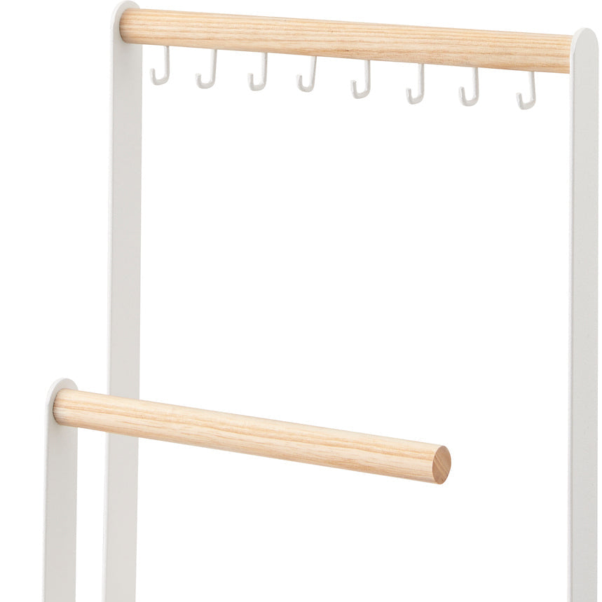 Smykkestativ til oppbevaring av tilbehør, plassert i et interiørmiljø.