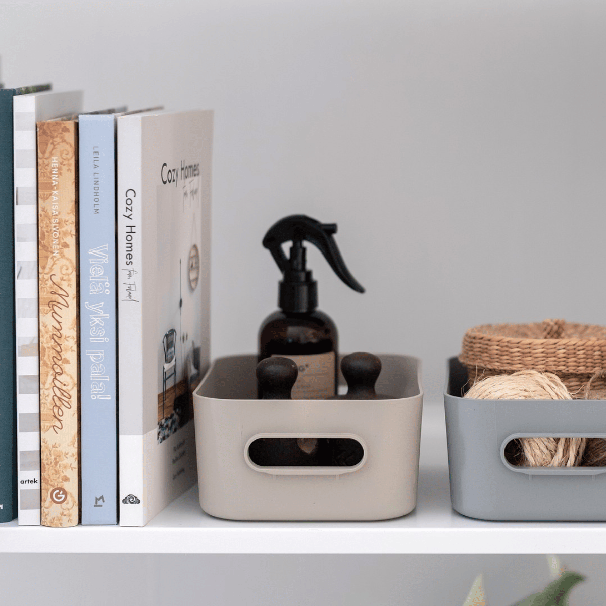 Beige og grå SmartStore Comfort oppbevaringskurver på stuehylle med romspray, bøker og pynt