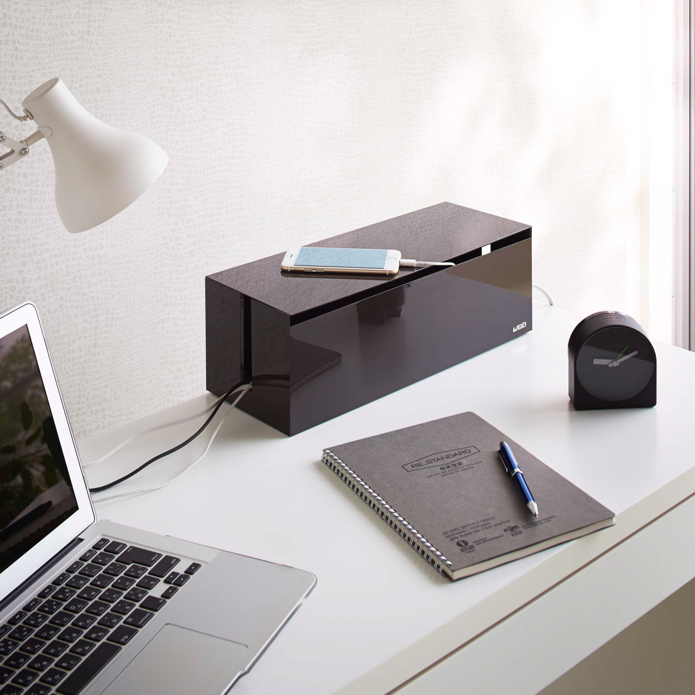 Elegant oppbevaring av kabler i brun boks med lokk.