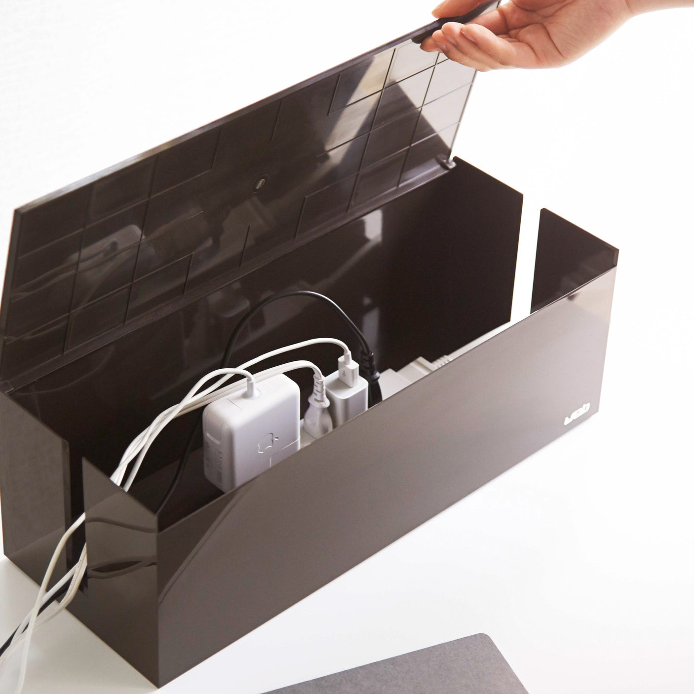 Ledningshåndtering i brunt design for moderne hjem.