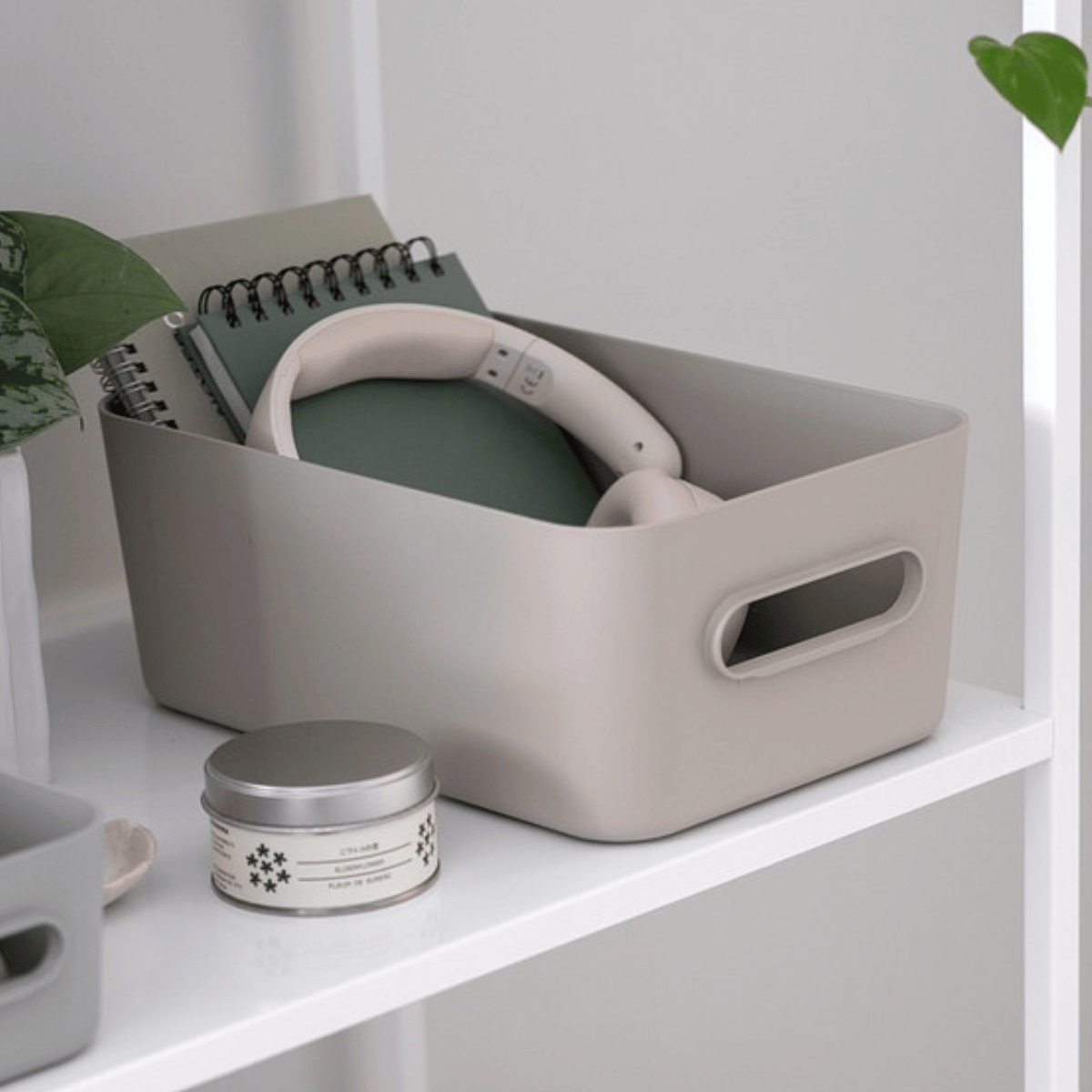 Beige SmartStore Comfort oppbevaringskurv med notatbøker og hodetelefoner på hylle