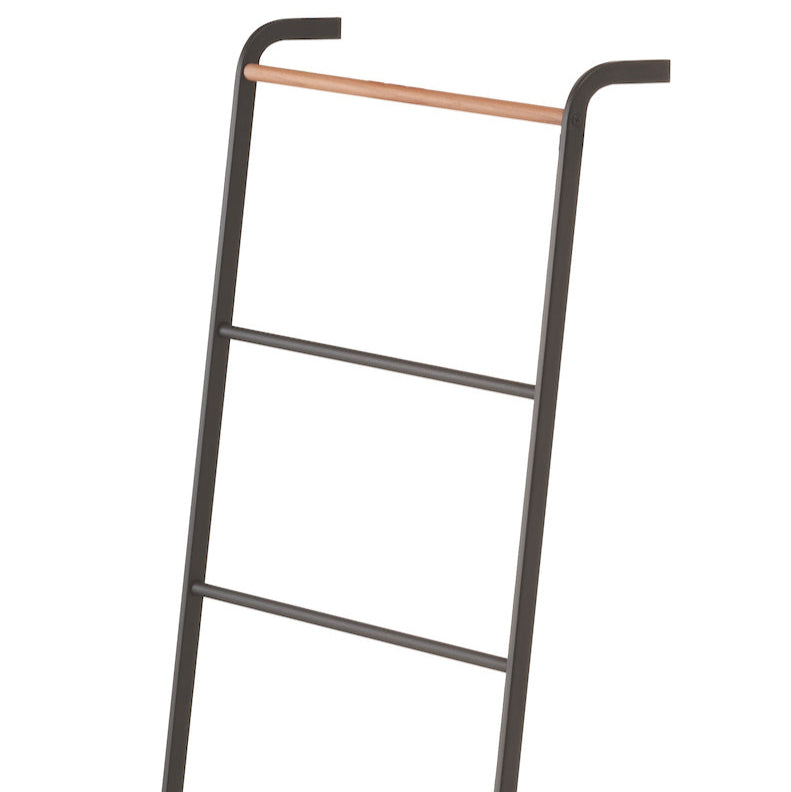 Stigehengeren i sort er både praktisk og fin til alle rom.