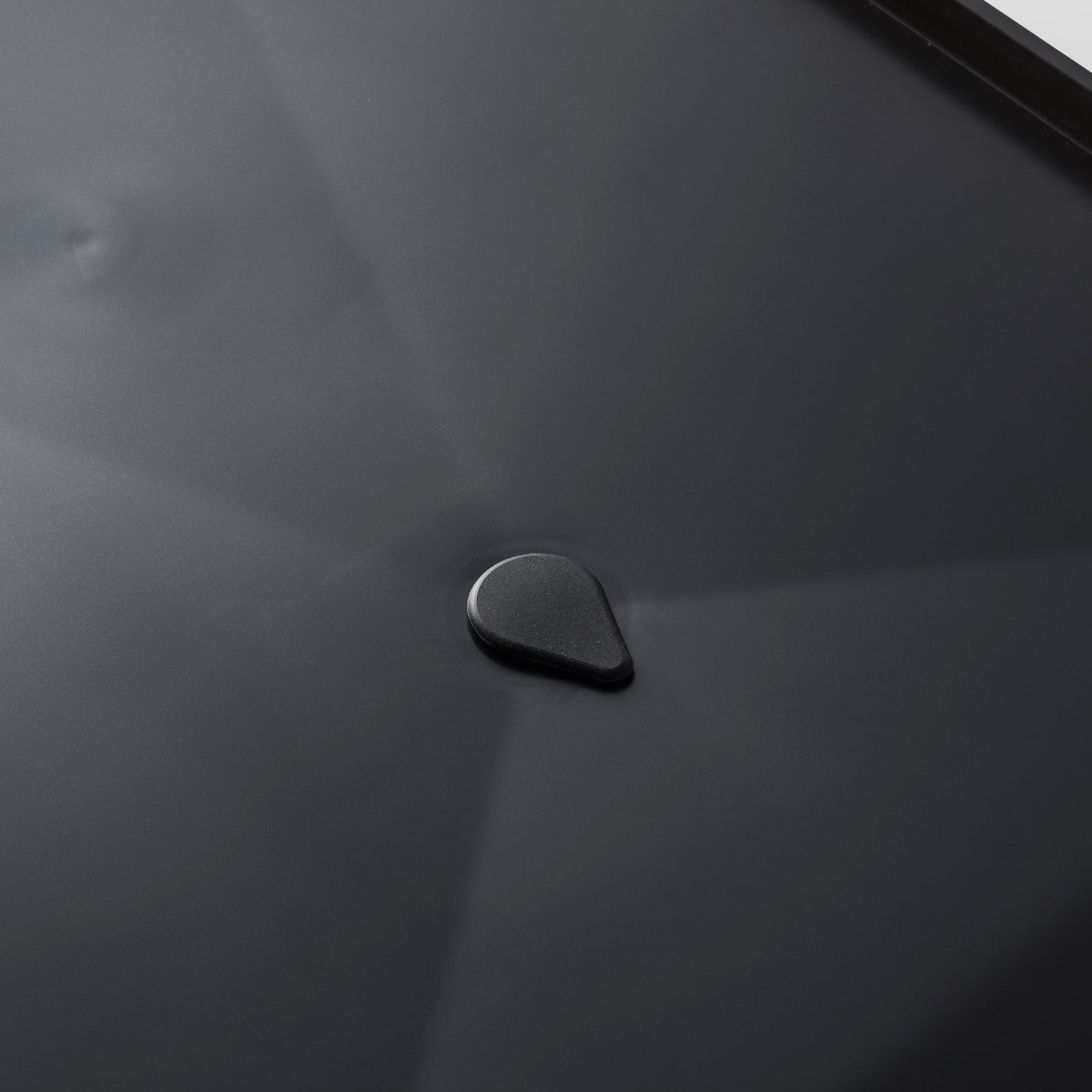 Sort metallstativ med kopper og glass plassert strategisk for best mulig drenering.