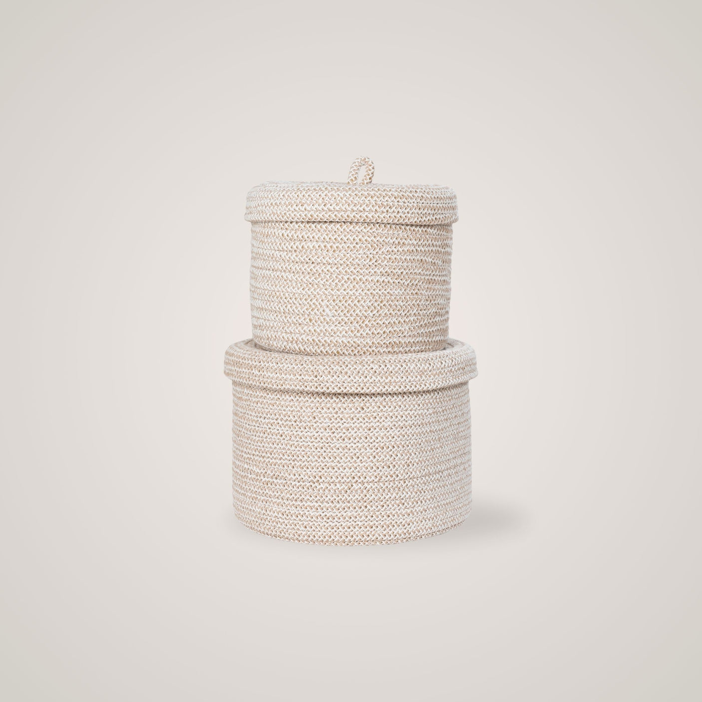 Håndvevd oppbevaringskurv i beige med lokk og håndtak, House Nordic Sebal"