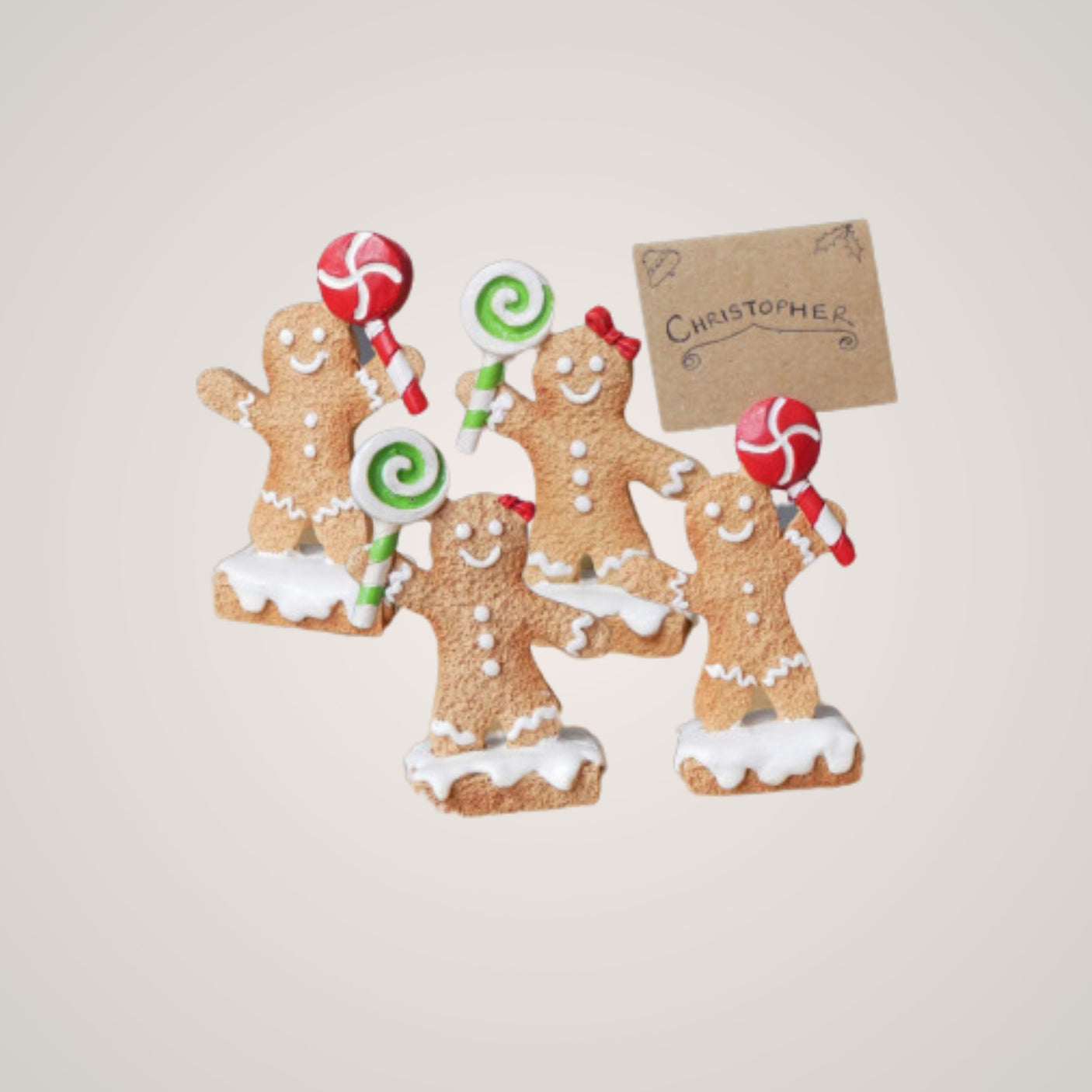 Fire pepperkakemenn som kortholdere med lollipops