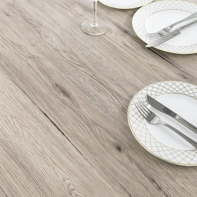 Spisebord fornyet med Sanremo Eik Natur kontaktplast – realistisk tredesign som gir et varmt, naturlig og budsjettvennlig uttrykk.