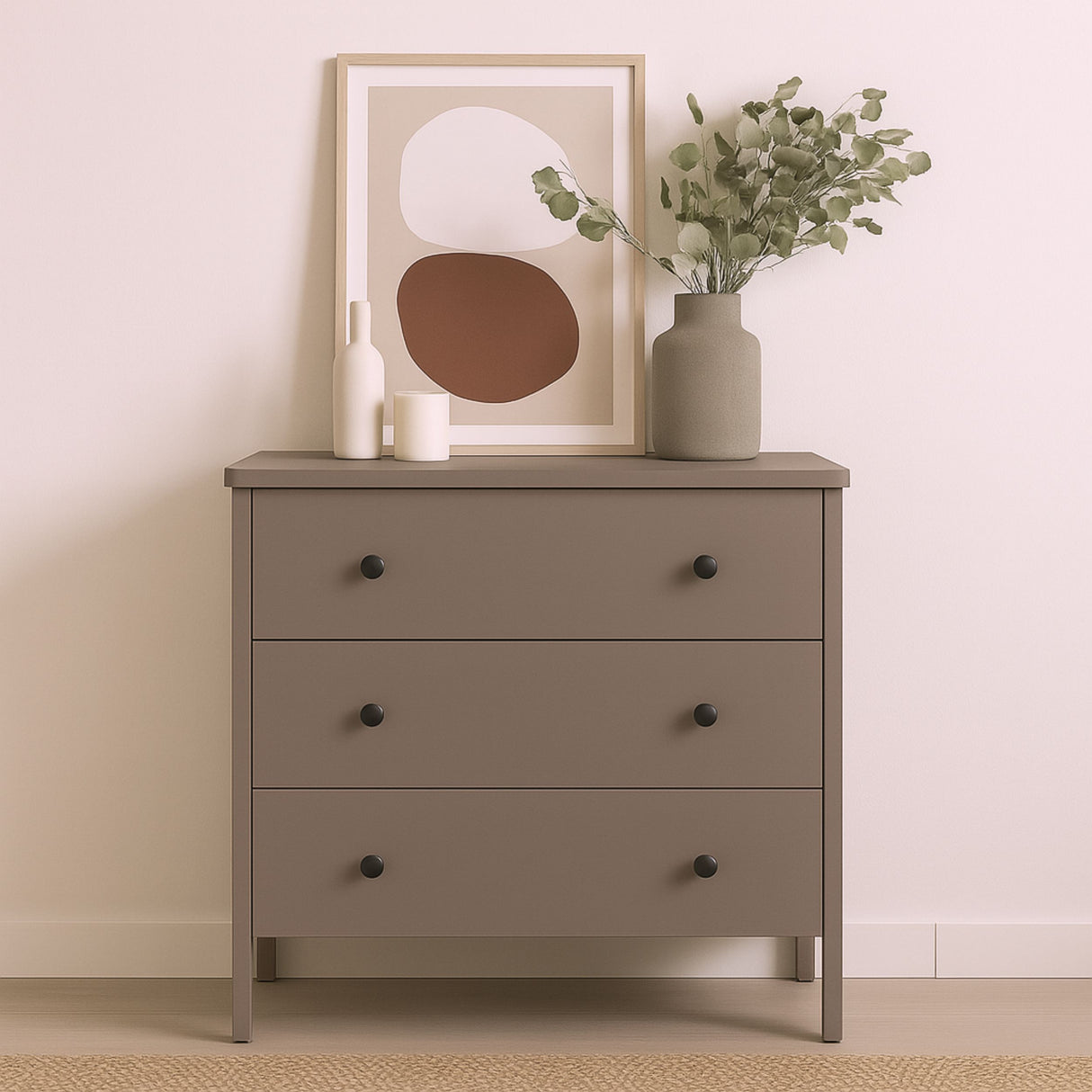 Kommode fornyet med Uni matt lys brun kontaktplast, stilren DIY-løsning som gir møbler et moderne og elegant uttrykk i hjemmet