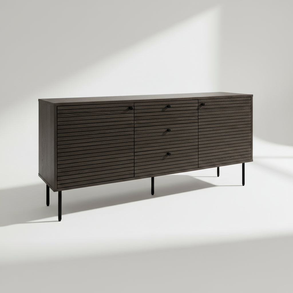 Kyoto sidebord i røkt eikefiner med svarte metallben – skråperspektiv