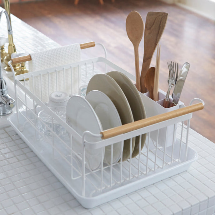 Elegant oppvaskstativ i metall med integrert bestikkholder og avrenningsbrett.