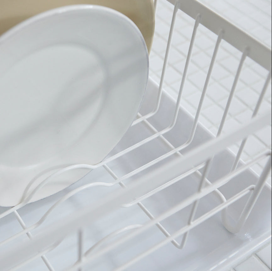 Minimalistisk og praktisk oppvaskstativ i hvitt metall med trehåndtak.