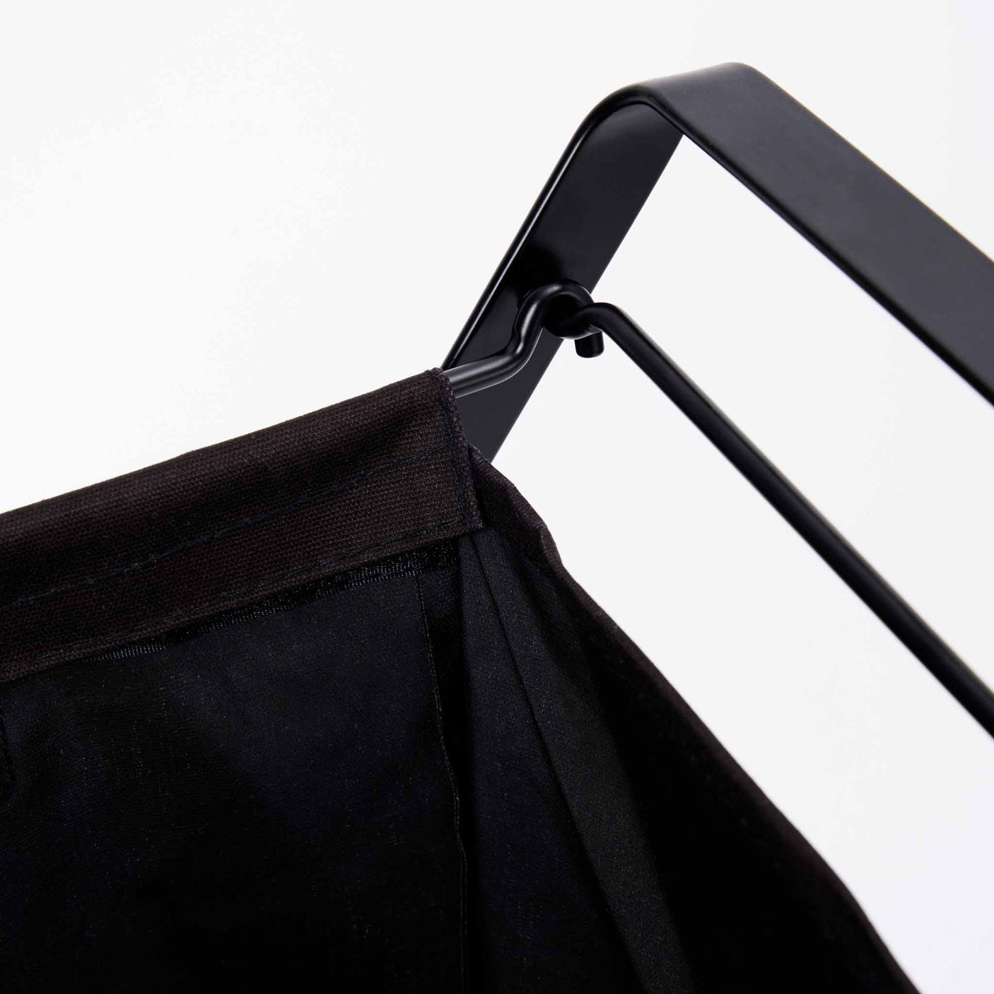 Detaljbilde av stålramme på sammenleggbar vaskekurv