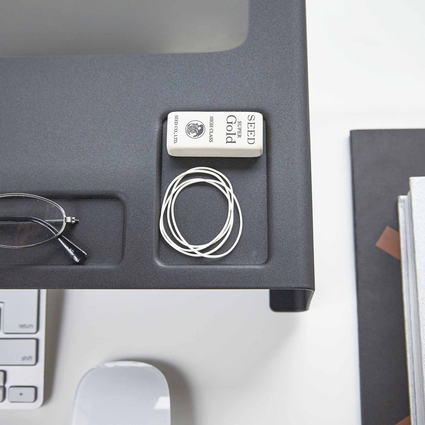 Minimalistisk sort skjermstativ til hjemmekontor