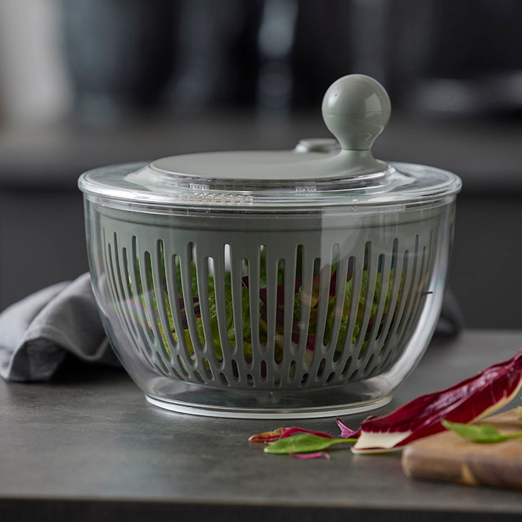 Salatslynge 24,5 cm diameter plassert på kjøkkenbenk