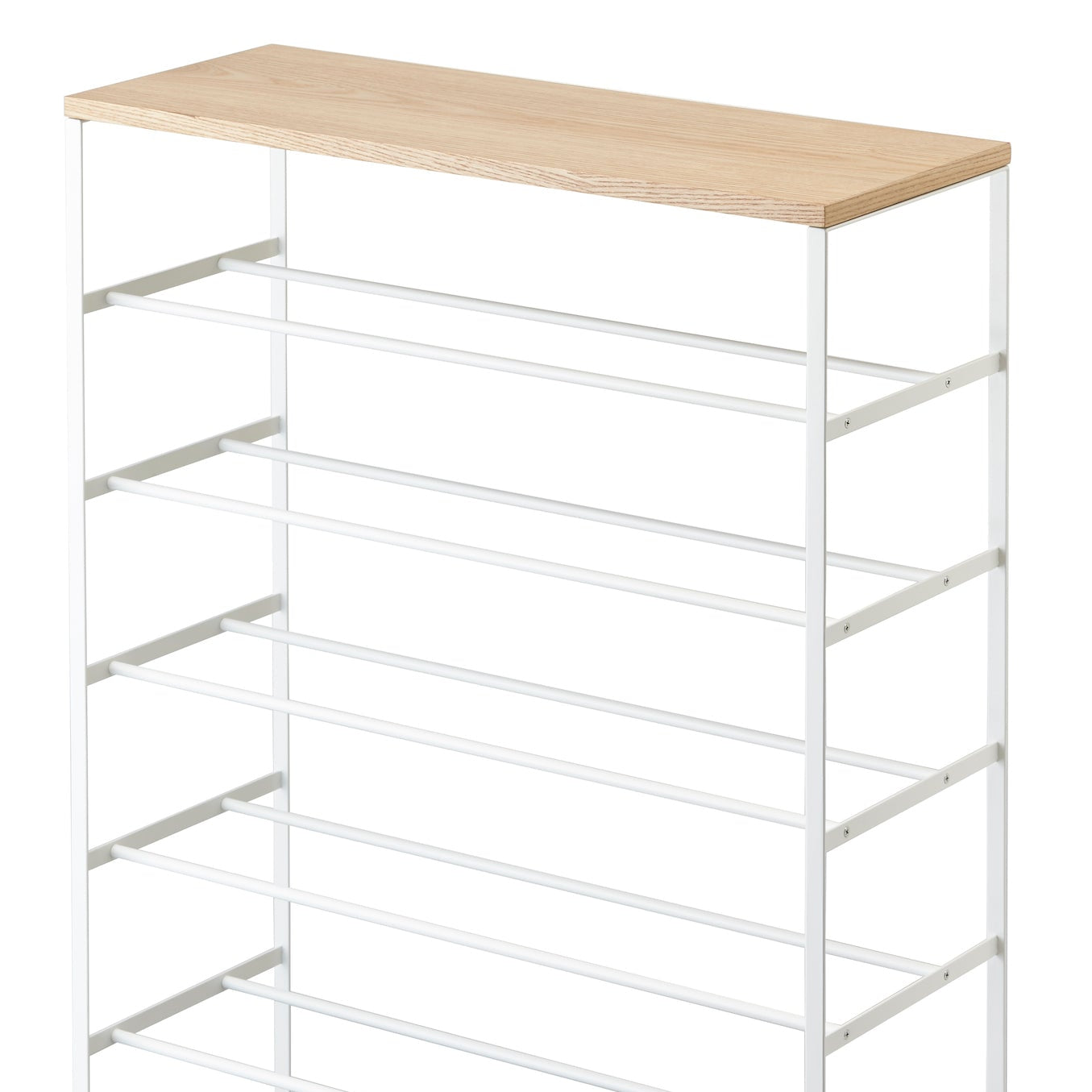 Skostativ med treplate for ekstra oppbevaringsmuligheter.