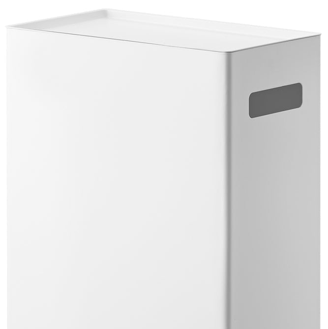 Toalettpapirstativ i hvit metall, ideelt for et organisert baderom.