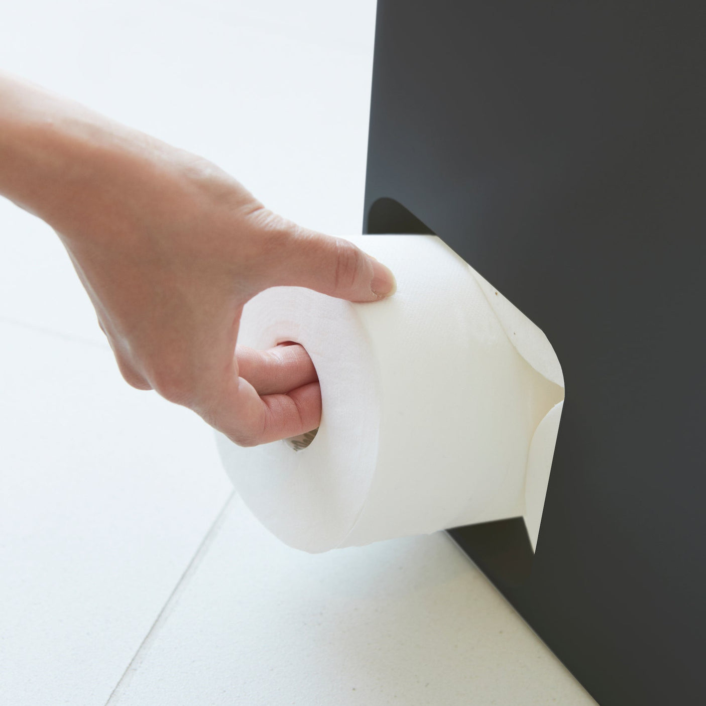 Stilrent og plassbesparende dorullholder for et organisert baderom.