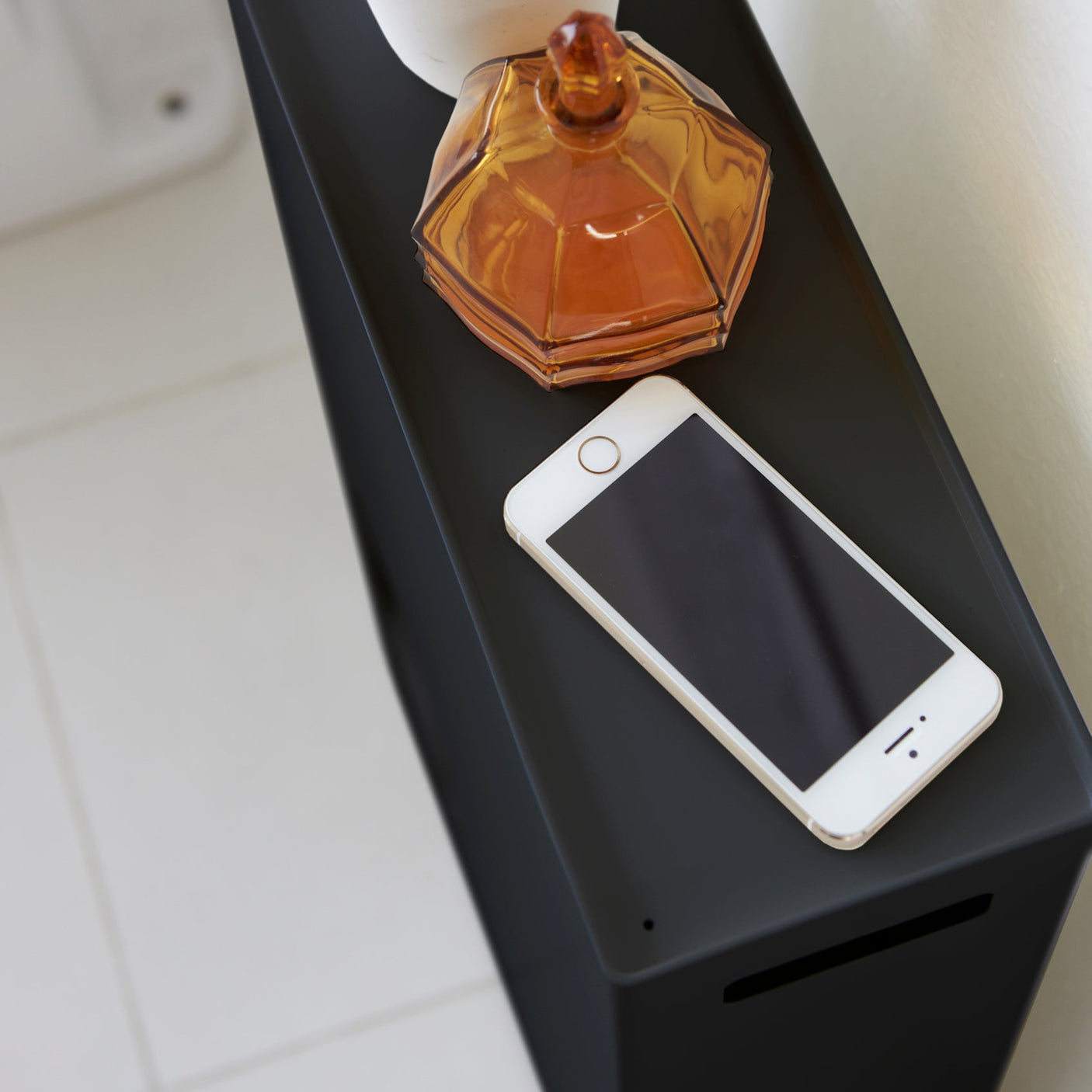 Sort baderomsmøbel for smart og diskret oppbevaring av doruller.