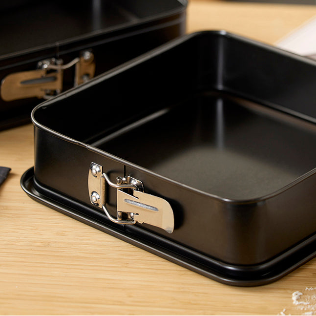 Springform i stål med åpen låsemekanisme