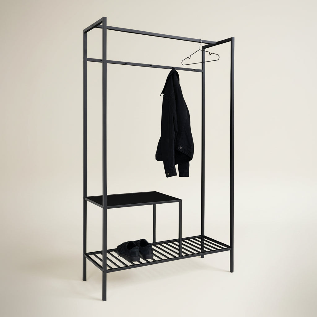 ita Wardrobe åpen garderobe i sort metallramme med klesstang og to hyller – praktisk oppbevaringsløsning til gang eller soverom.