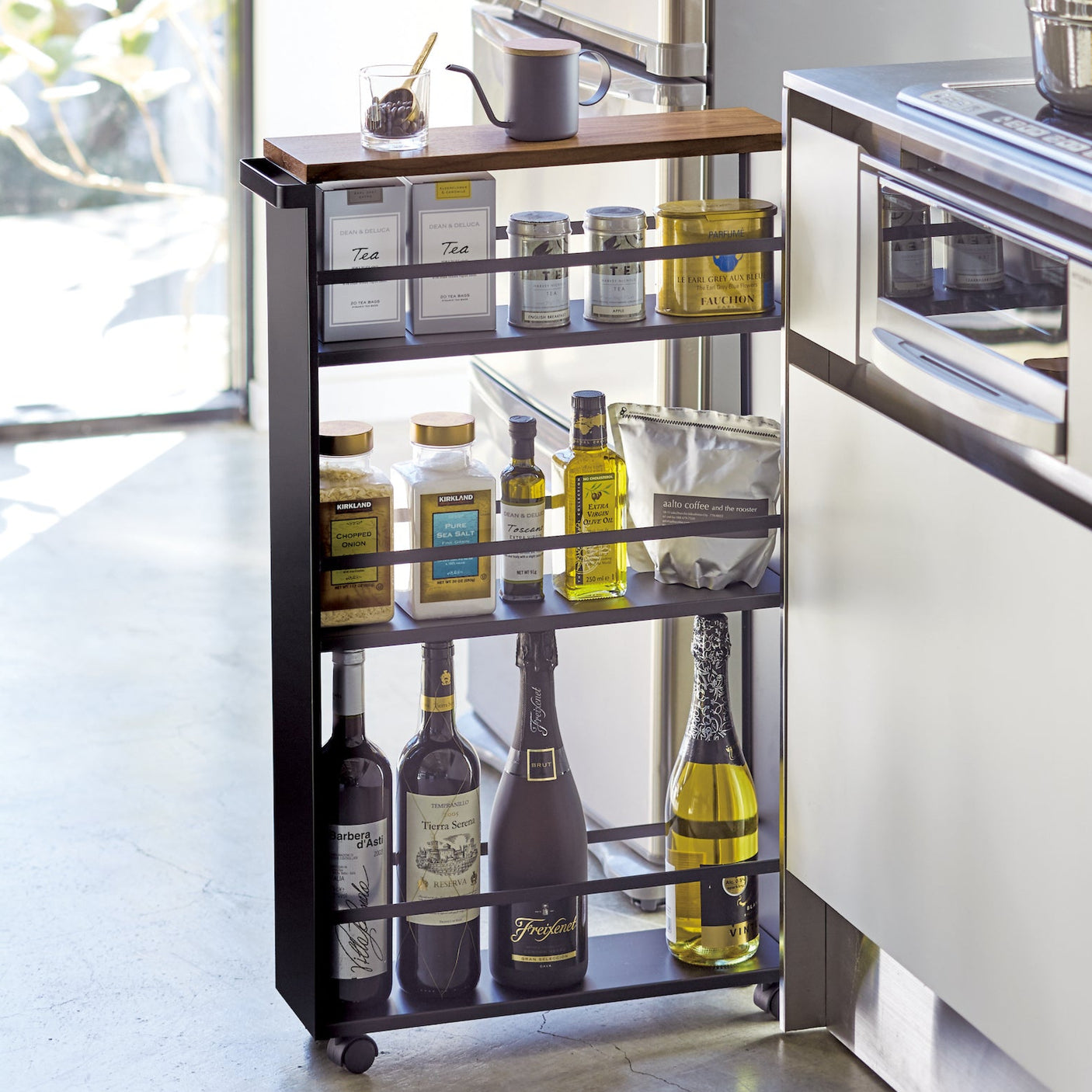 Sort kjøkkenvogn med håndtak og treplate for smart oppbevaring.