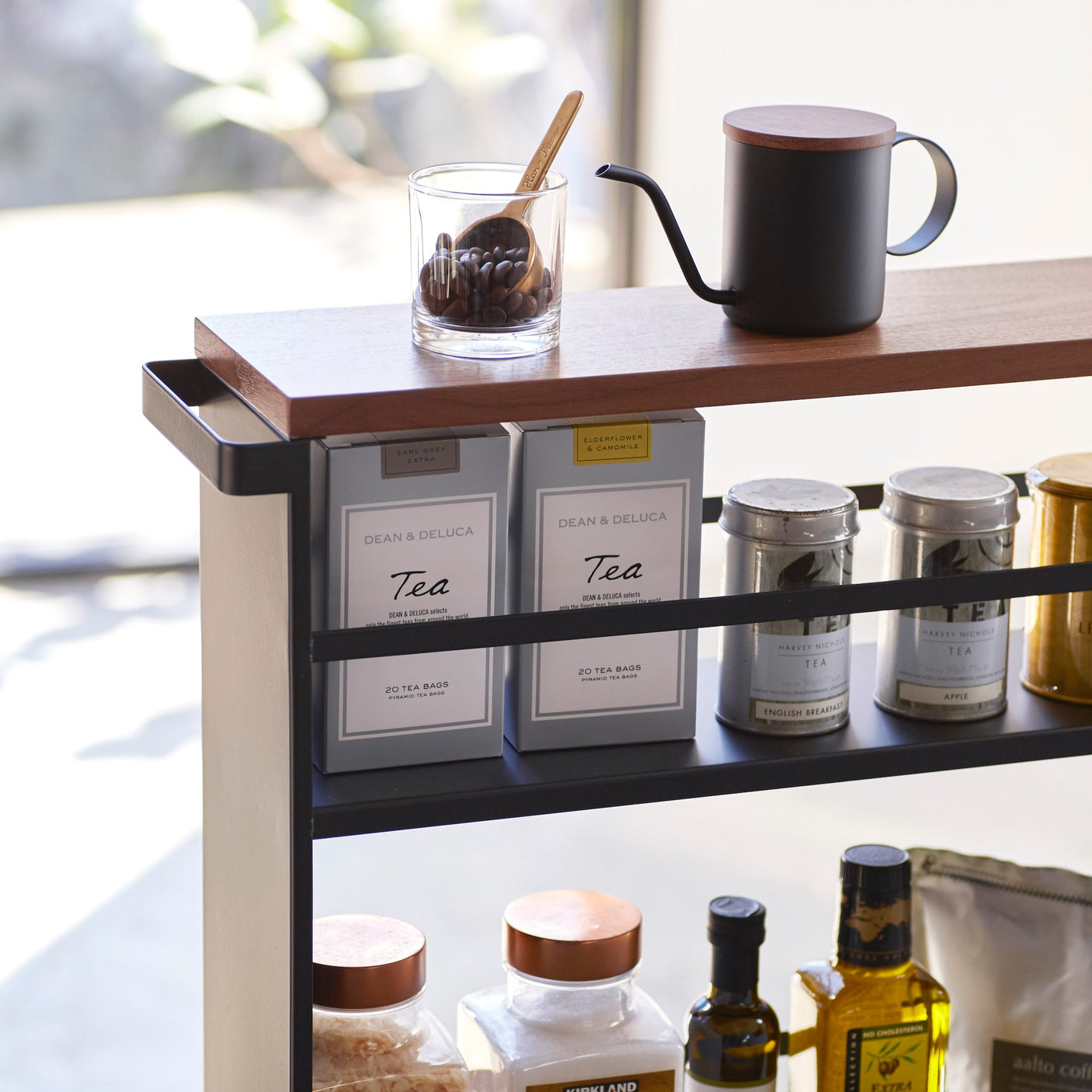 Mobil kjøkkenhylle med flere nivåer for organisert lagring.