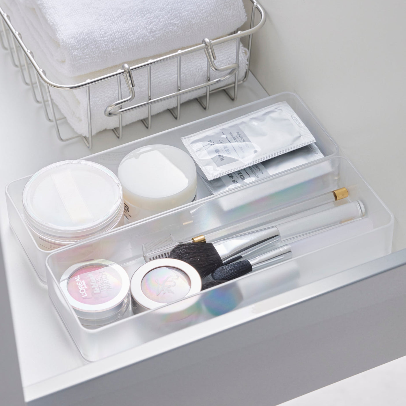 Gjennomsiktige oppbevaringsbokser for enkel oversikt.