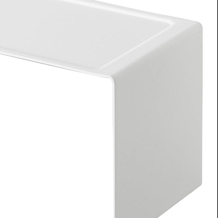 Plassbesparende kjøkkenhylle med praktisk design.