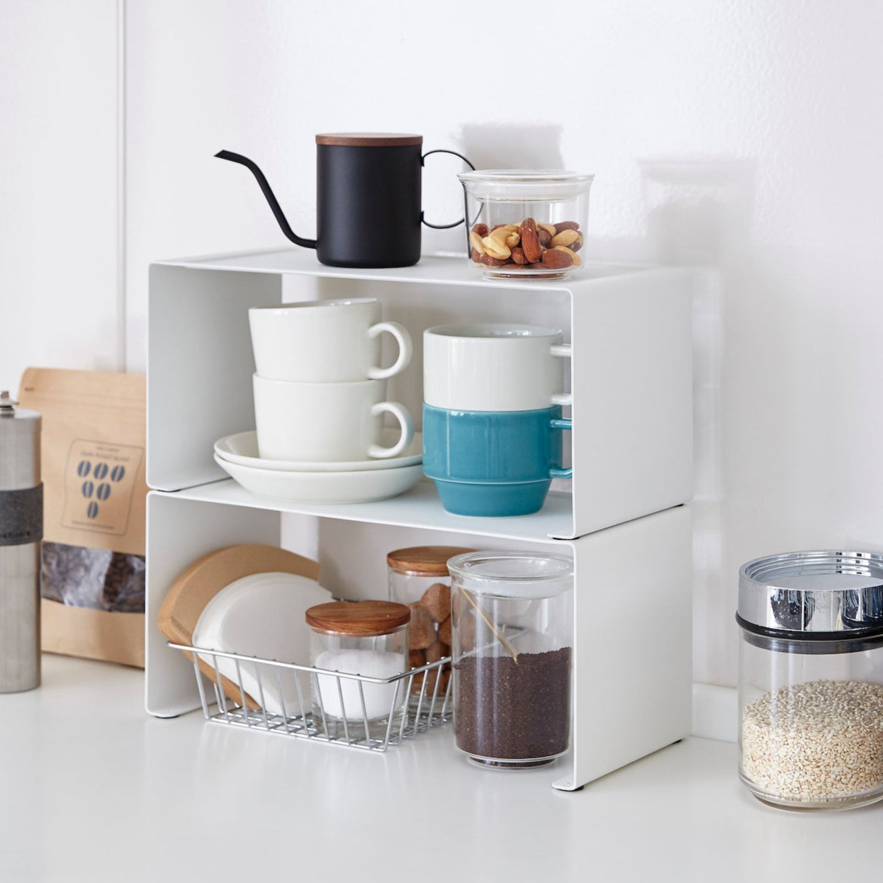 Smal kjøkkenhylle i metall for bedre plassutnyttelse.