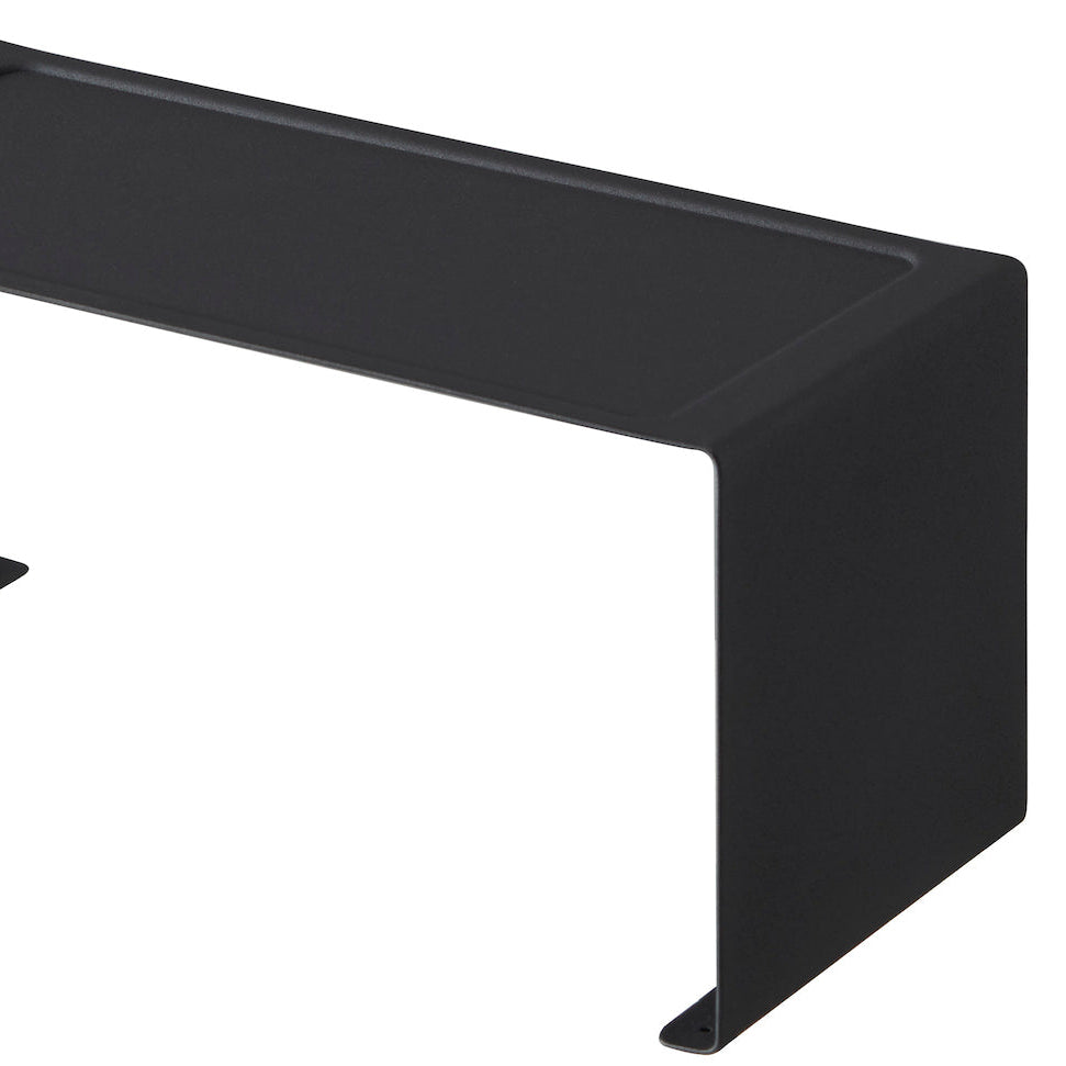 Sort stablehylle med smart design for optimal plassutnyttelse.