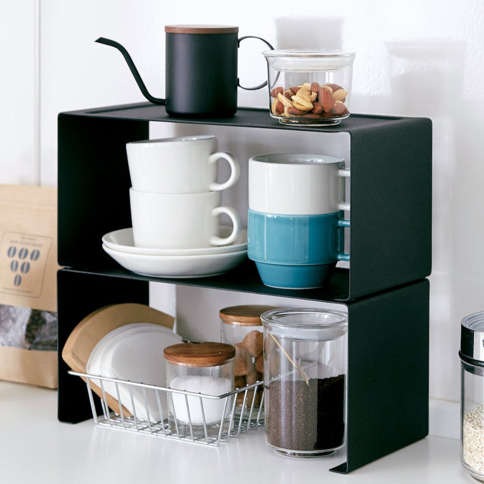 Smal kjøkkenhylle i metall for bedre plassutnyttelse.