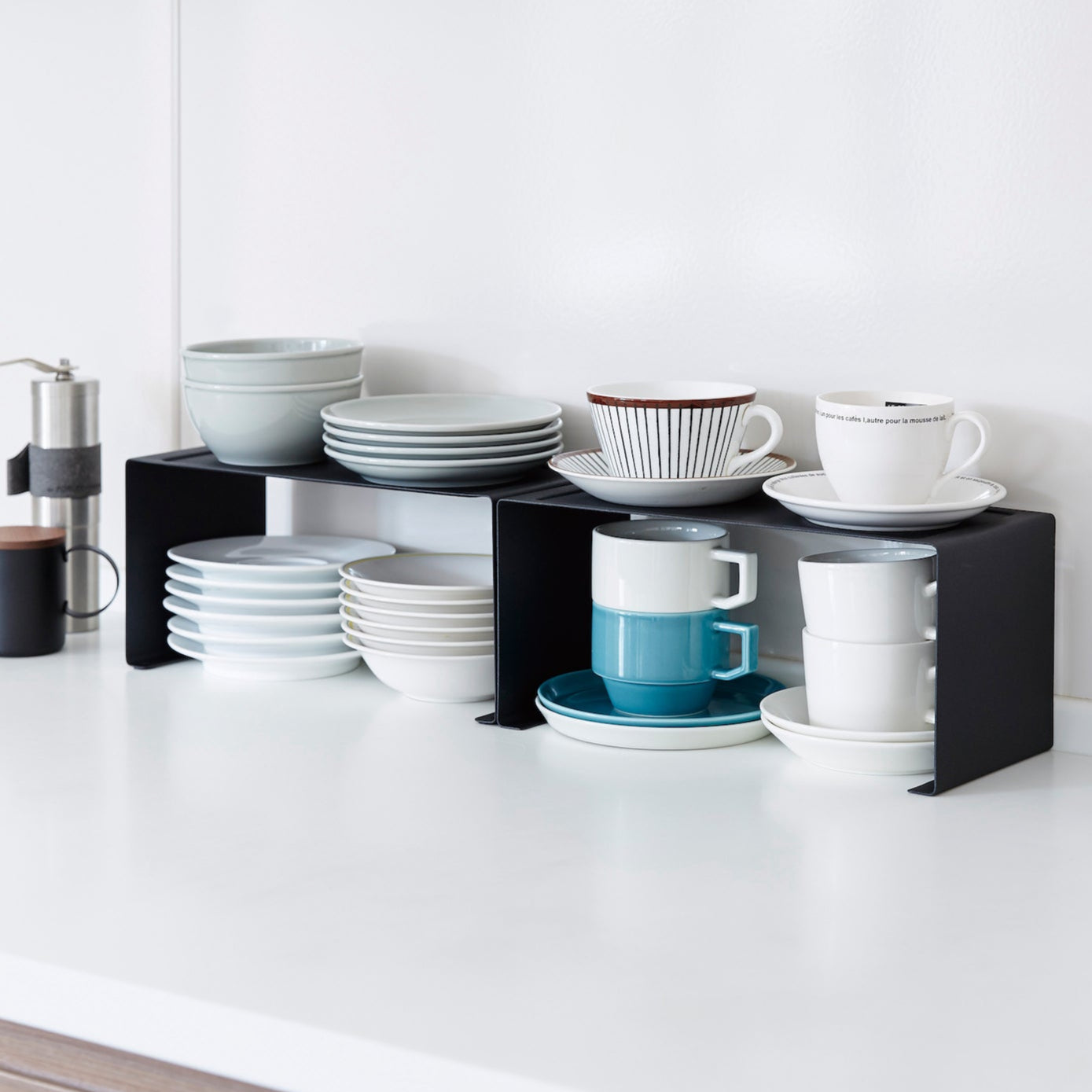 Praktisk oppbevaringshylle for kjøkkenbenk eller skap.