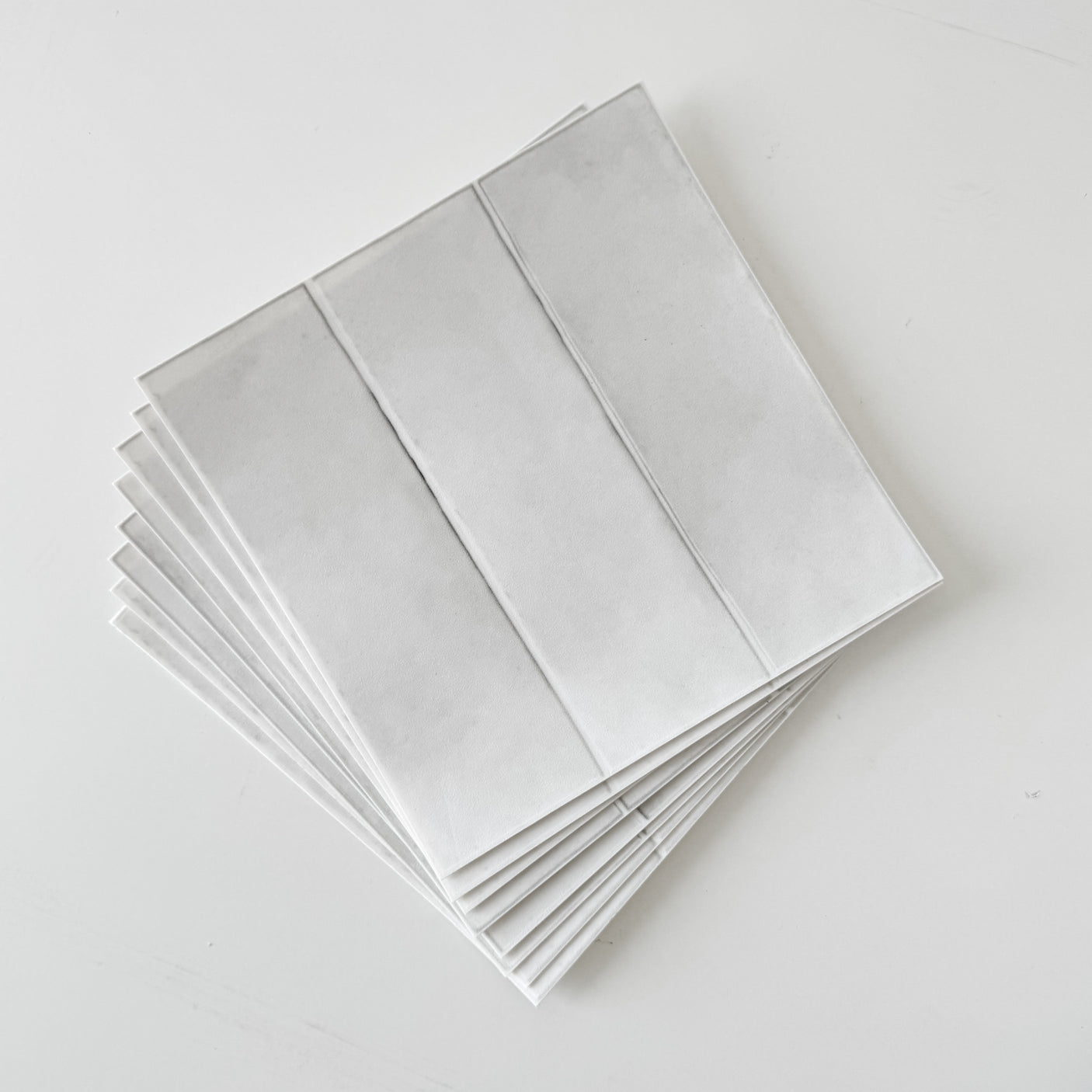 8-pk Katja lys grå selvklebende fliser