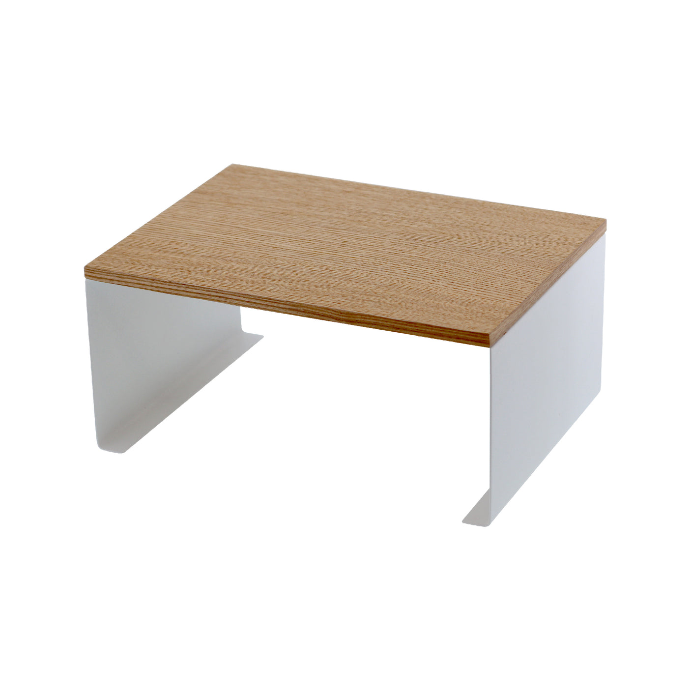 Kjøkkenhylle med treplate brukt til kopper og krydderglass.