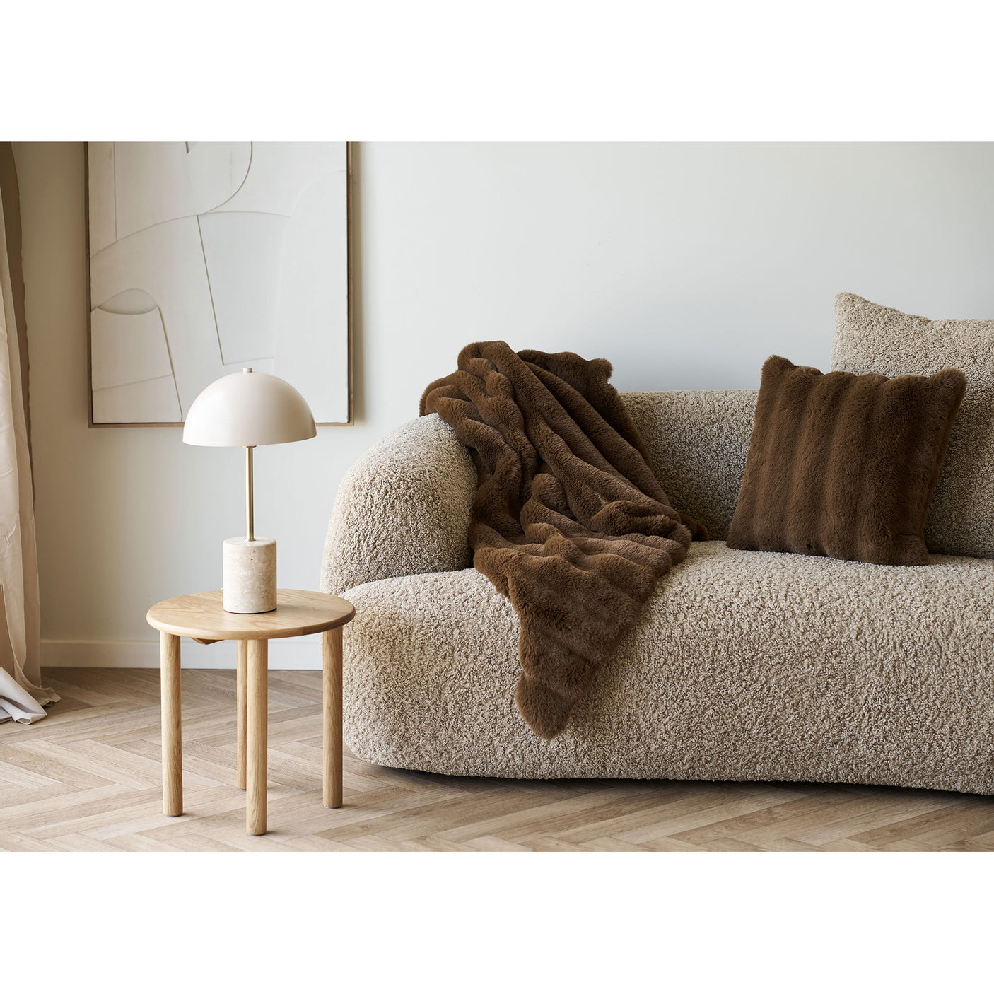 Brunt Galena kunstpelspledd dekorert over sofa i stue – miljøbilde