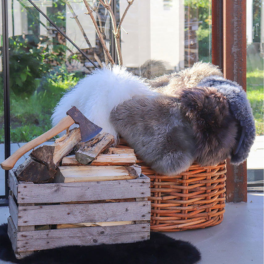 Elegant grå lammeskinn brukt på moderne stol for myk komfort.