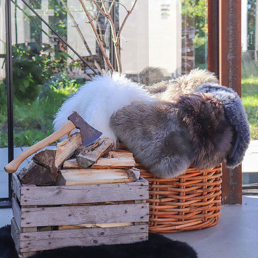 Dekorativt brunt lammeskinn på benk gir et rustikt og koselig uttrykk.