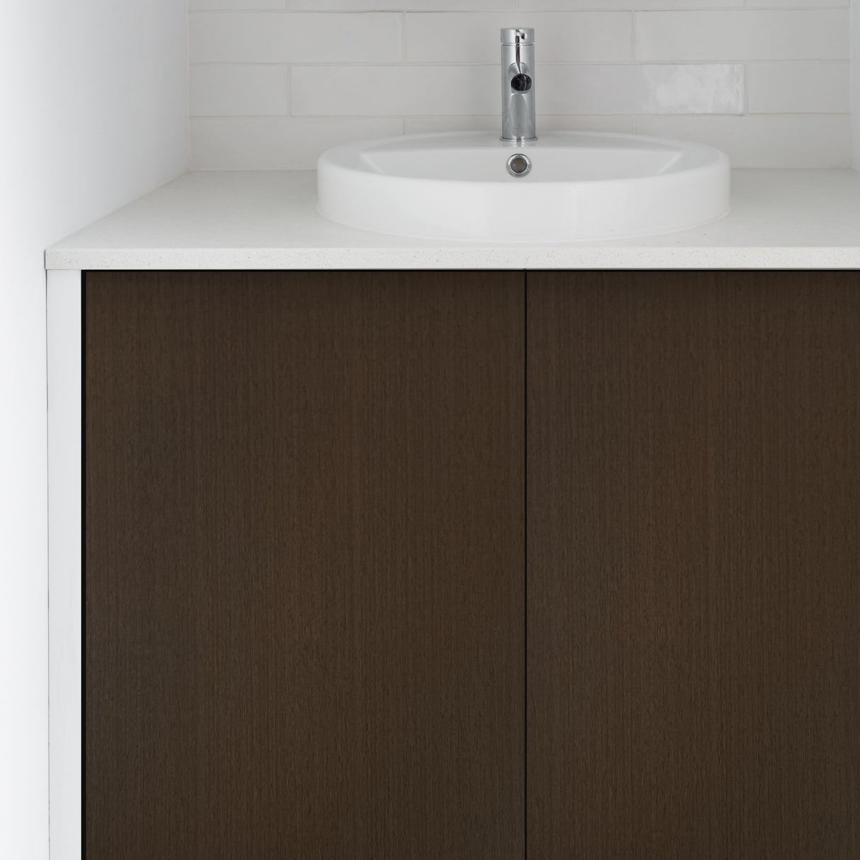 Cocoa dekorfolie i brun tremønstret finish – gir en stilren og varm overflate på skap, skuffer og bord.