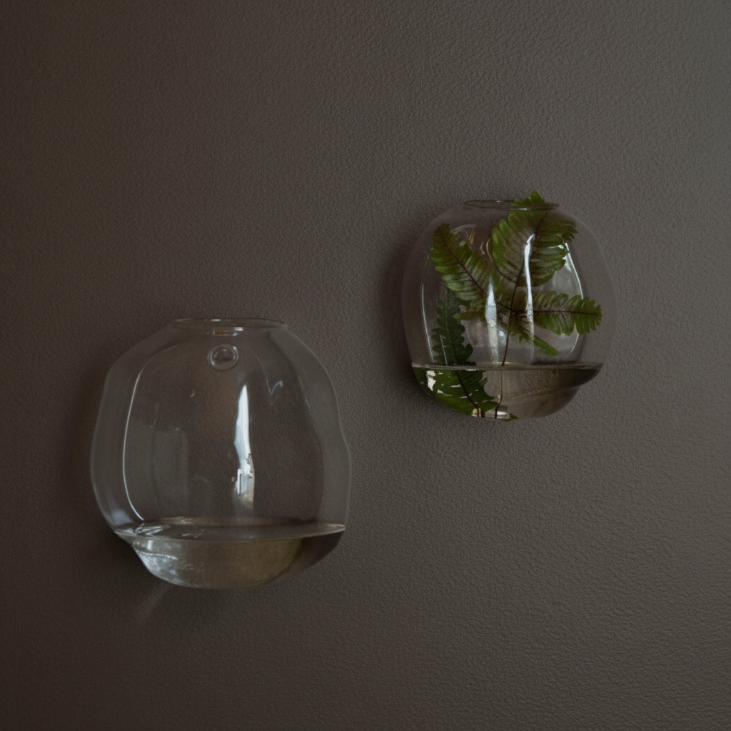 Klar glassveggvase fra DBKD sett fra siden med reflektert lys