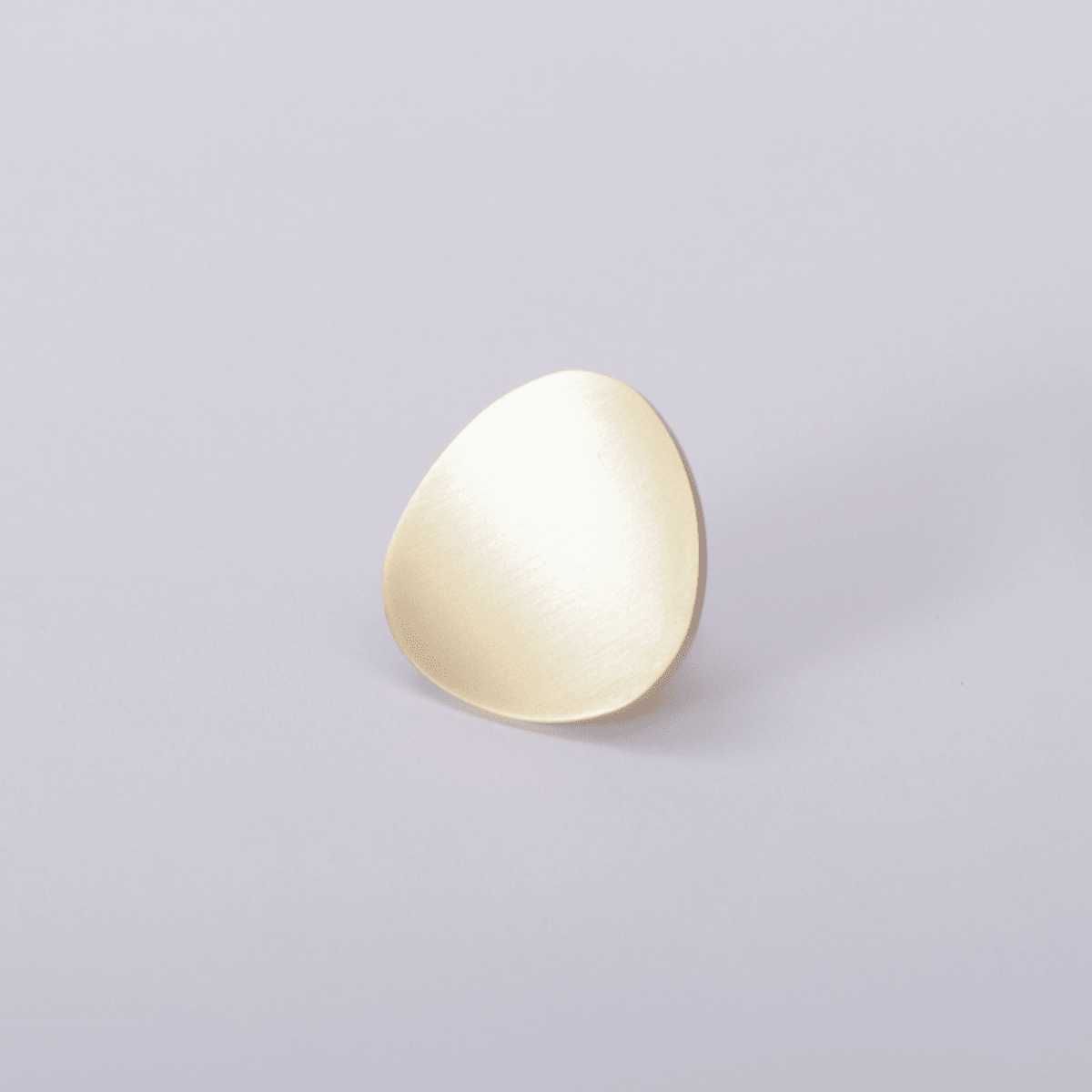 Silhuett av Cannes knott i børstet messing, 36 mm – minimalistisk design for moderne interiør.