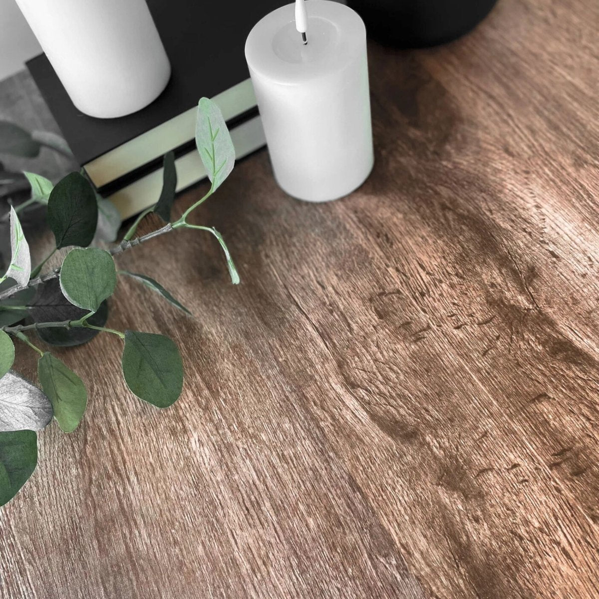 Selvklebende trelook folie til spisebord og benkeplate – realistisk trestruktur og matt finish