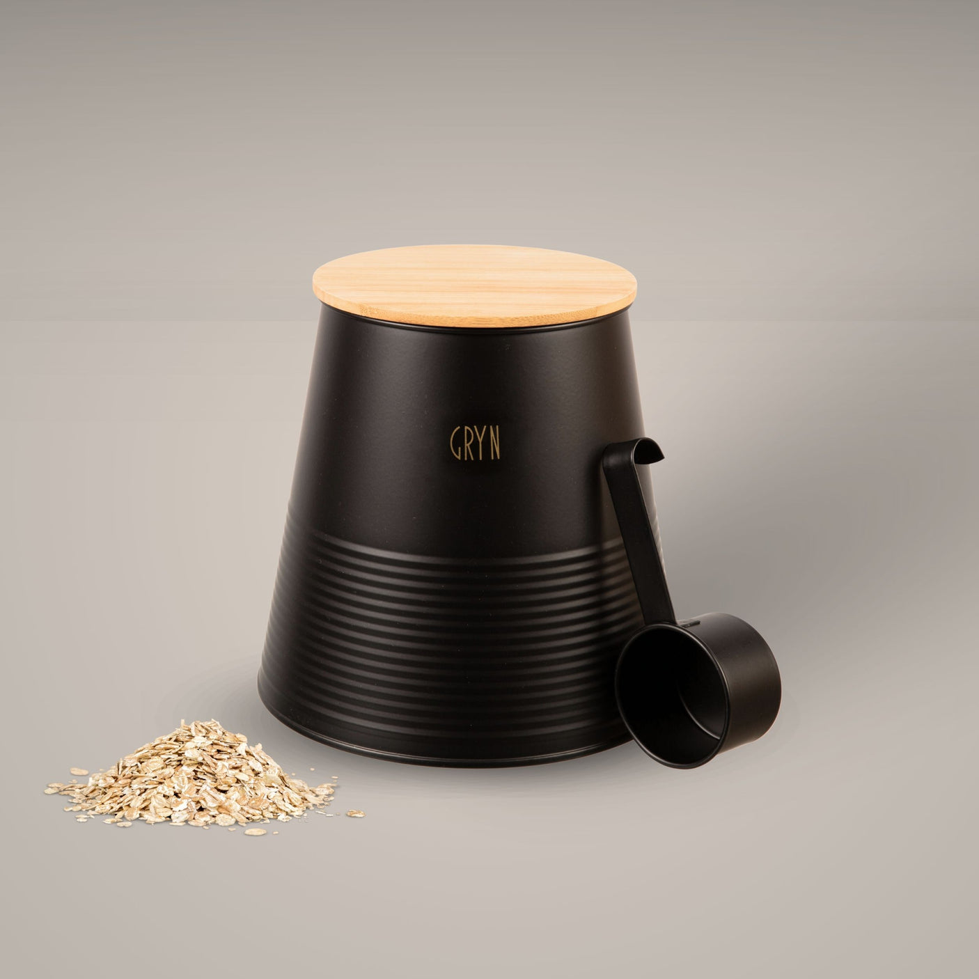 Sort oppbevaringsboks med bambuslokk og skje – perfekt til gryn, ris og havregryn.