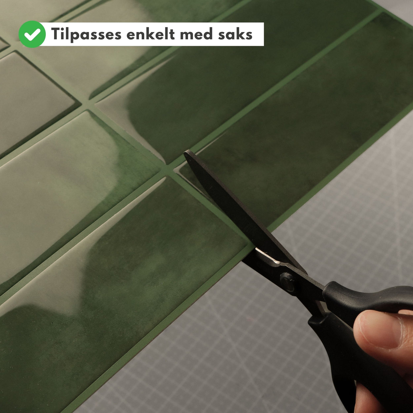 Adelina selvklebende fliser i grønn nyanse montert på kjøkkenvegg – gir dybde og karakter.