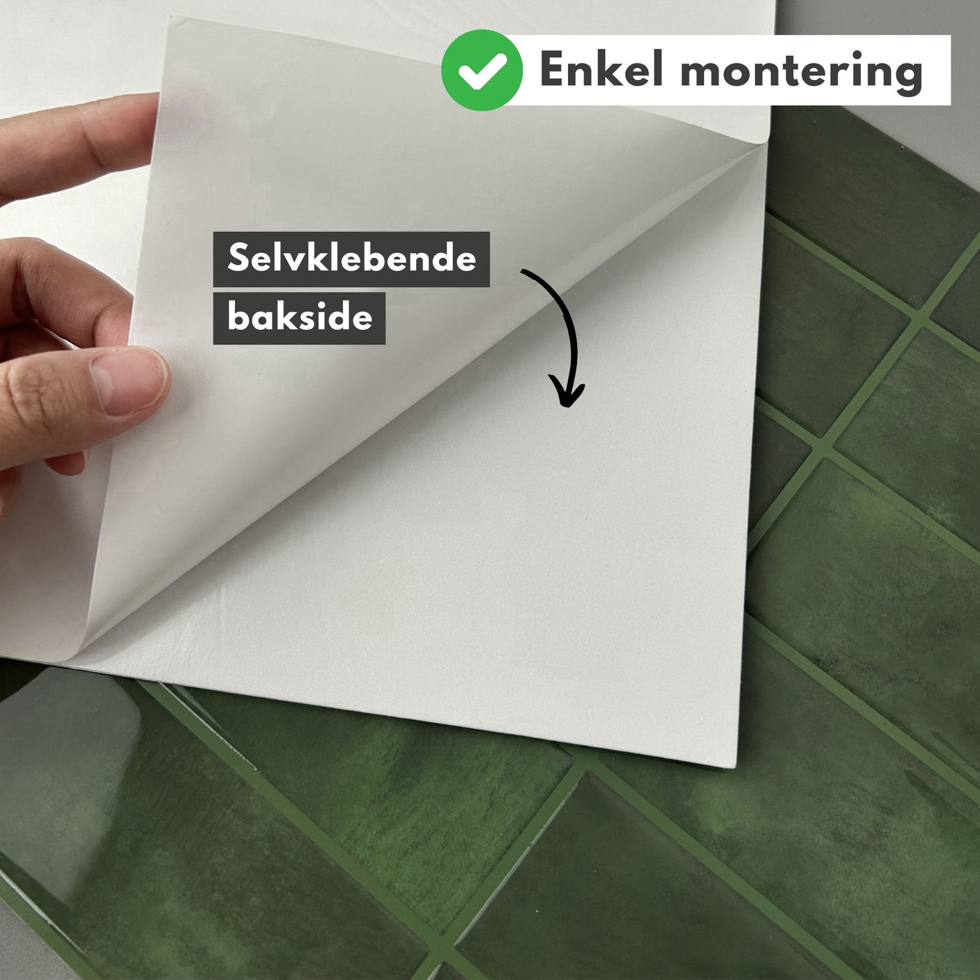Montering av Adelina grønn selvklebende fliser – enkel installasjon uten lim eller verktøy.