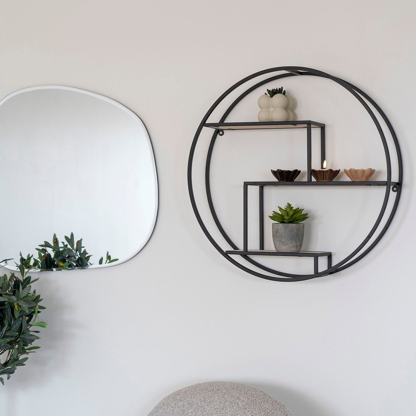 Rotterdam vegghylle sett forfra, sort pulverlakkert metallramme med trehyller i naturtone