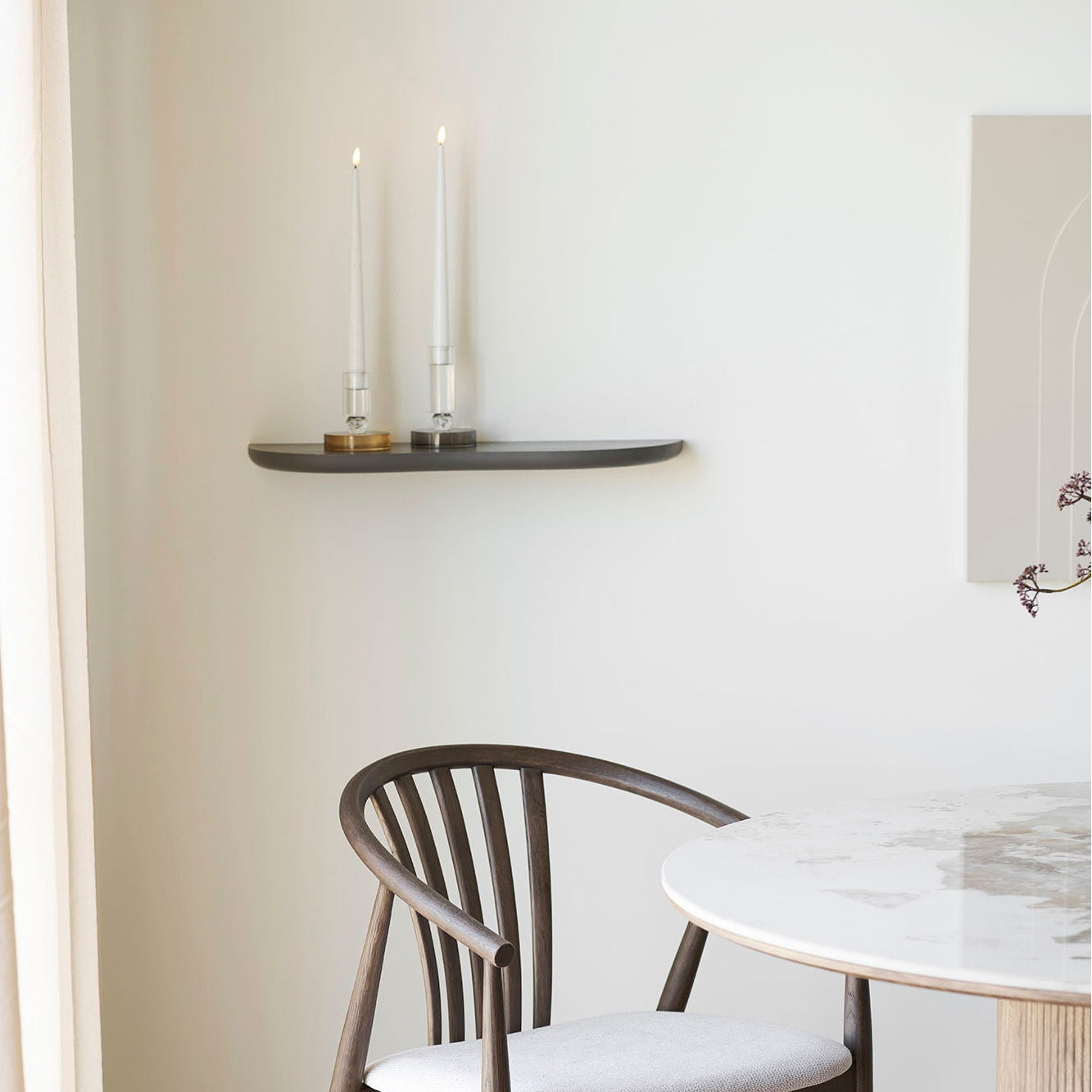 Brun vegghylle Botta montert alene på vegg, ren versjon uten dekor for størrelsesforståelse