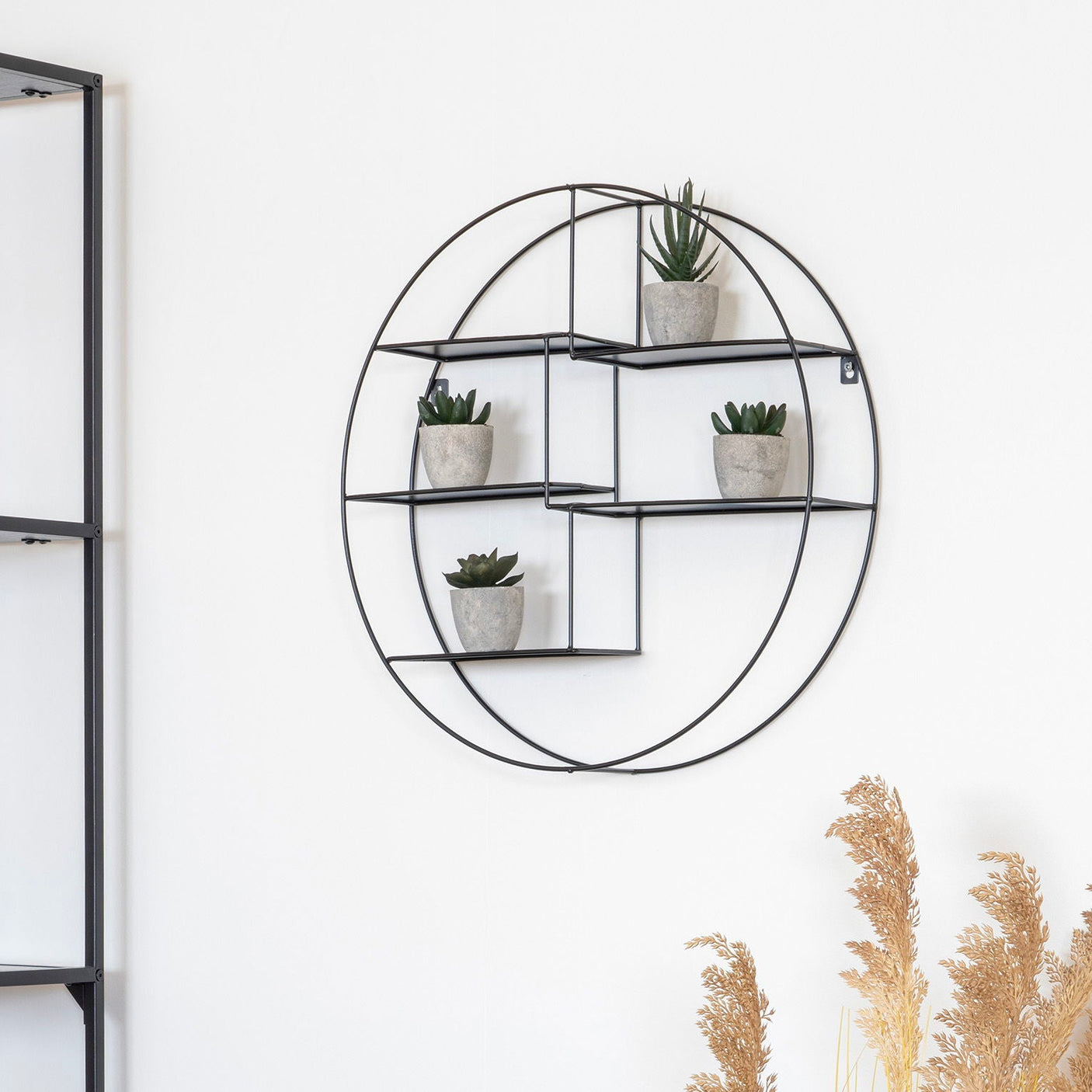 Detalj av sort stålkonstruksjon og grafisk oppdeling