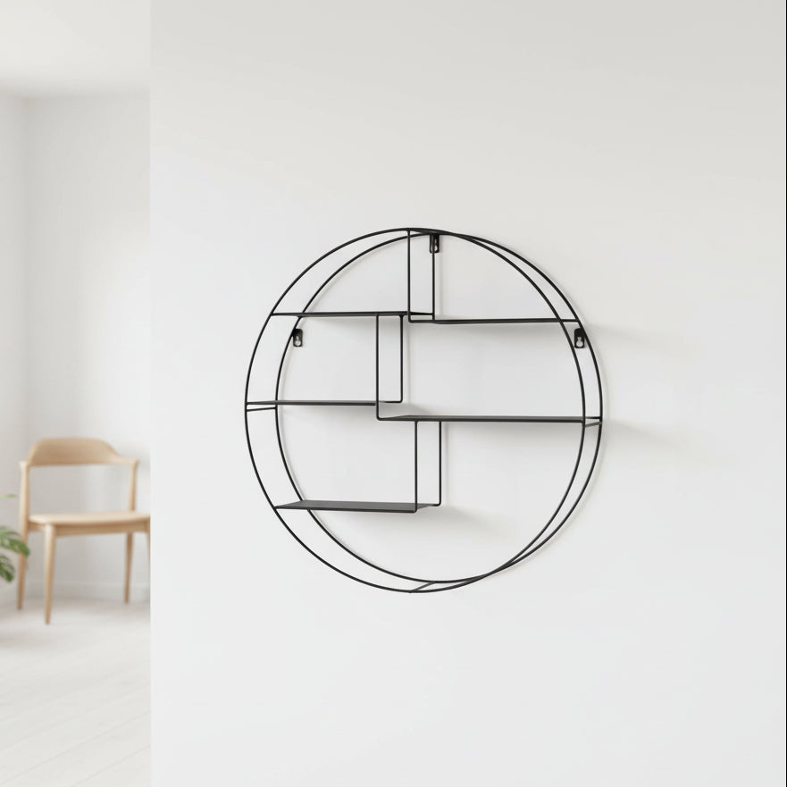 Genk rund vegghylle i sort stål 47 cm montert på lys vegg